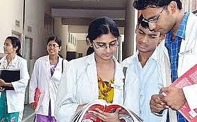 KHANDWA: Medical college students to get health and accident insurance, will also get facility for cashless treatment 
