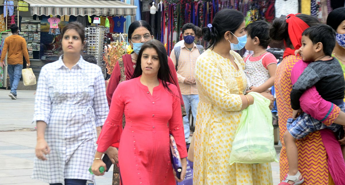 People without mask are turning out to be a common sight in city market  