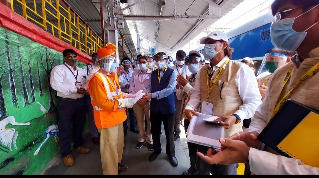 Sanjeev Mittal, GM, CR conducts inspection of Suburban Stations between CSMT – Kalyan of Mumbai Division