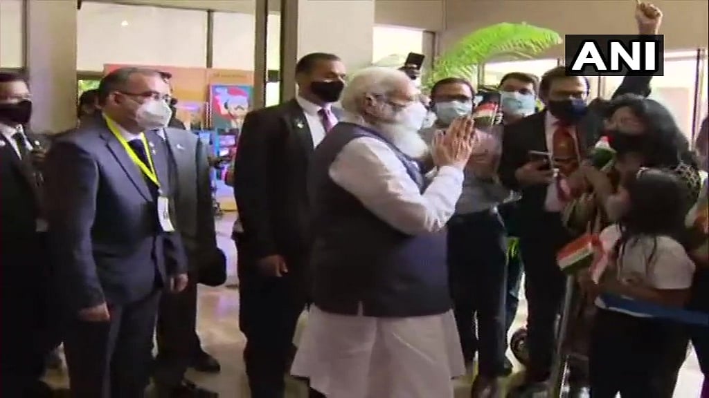 Prime Minister Narendra Modi being welcomed by members of the Indian diaspora in Bangladesh, at a hotel in Dhaka.
