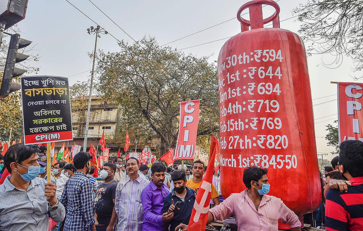 West Bengal: Left Front, Congress protest against petroleum price hike; Mamata to hold 'padayatra' at Siliguri 