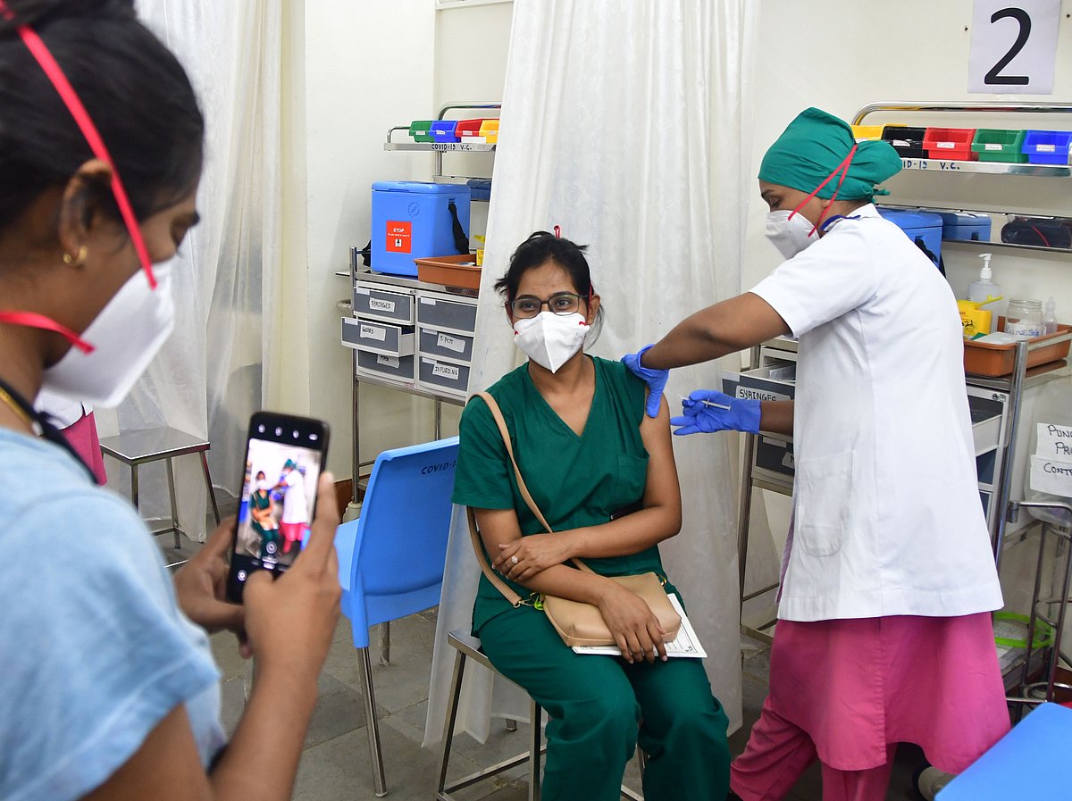 '24x7 jabs are easier said than done':  BMC likely to outsource manpower to keep COVID-19 vaccination drive going in Mumbai