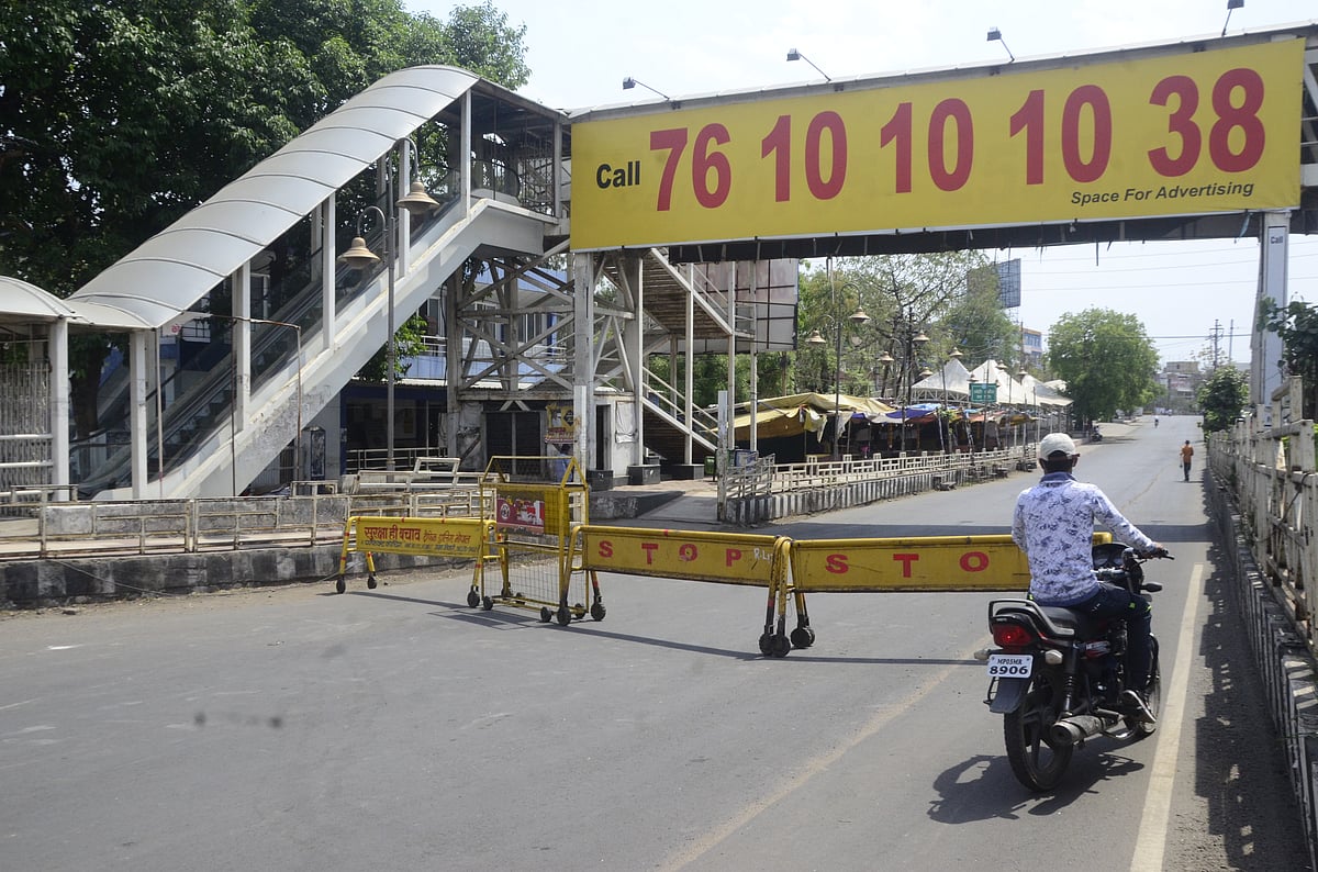 The roads were heavily barricaded to check vehicular traffic at Jyoti Talkies during the lockdown on Monday.