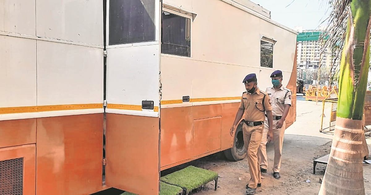 Mumbai Businessman gives vanity vans to police on lockdown duty