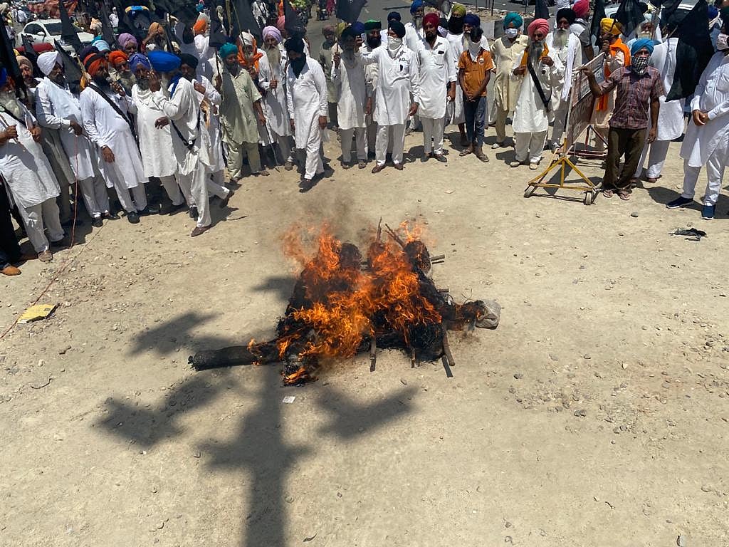 Six months of farmers' protest marked by burning of effigies and black flags; security tightened at Delhi border