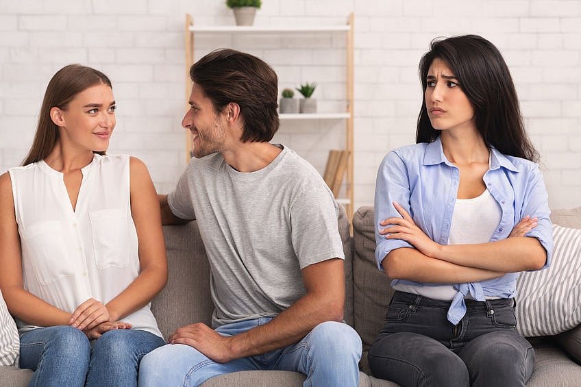 Have a flirty boyfriend? Here’s how you should deal with him