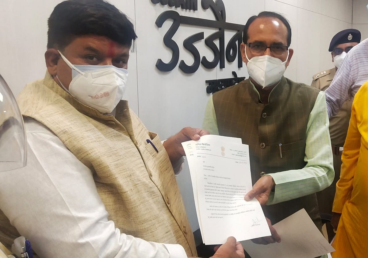 MP ANIL FIROJIA HANDS OVER MEMO TO CM
