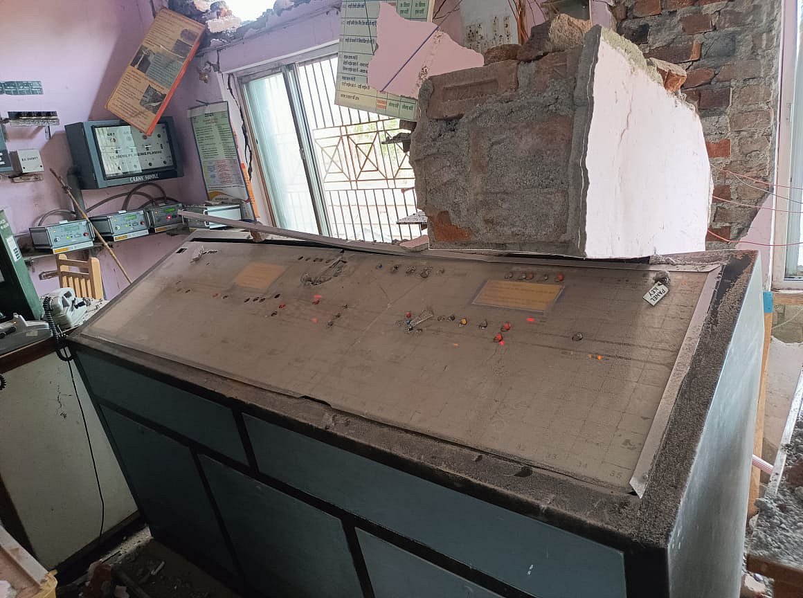 Cabin of assistant station master