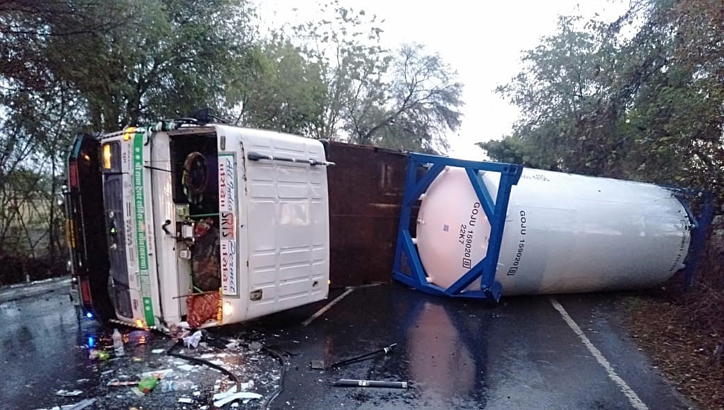 Madhya Pradesh: Oxygen tanker 
overturns in Sagar as driver loses control while saving stray animals