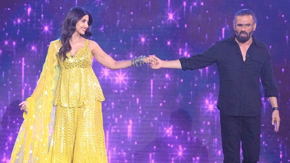 Watch: Shilpa Shetty, Suniel Shetty set the stage on fire as they perform to 'Dhadkan' title track...