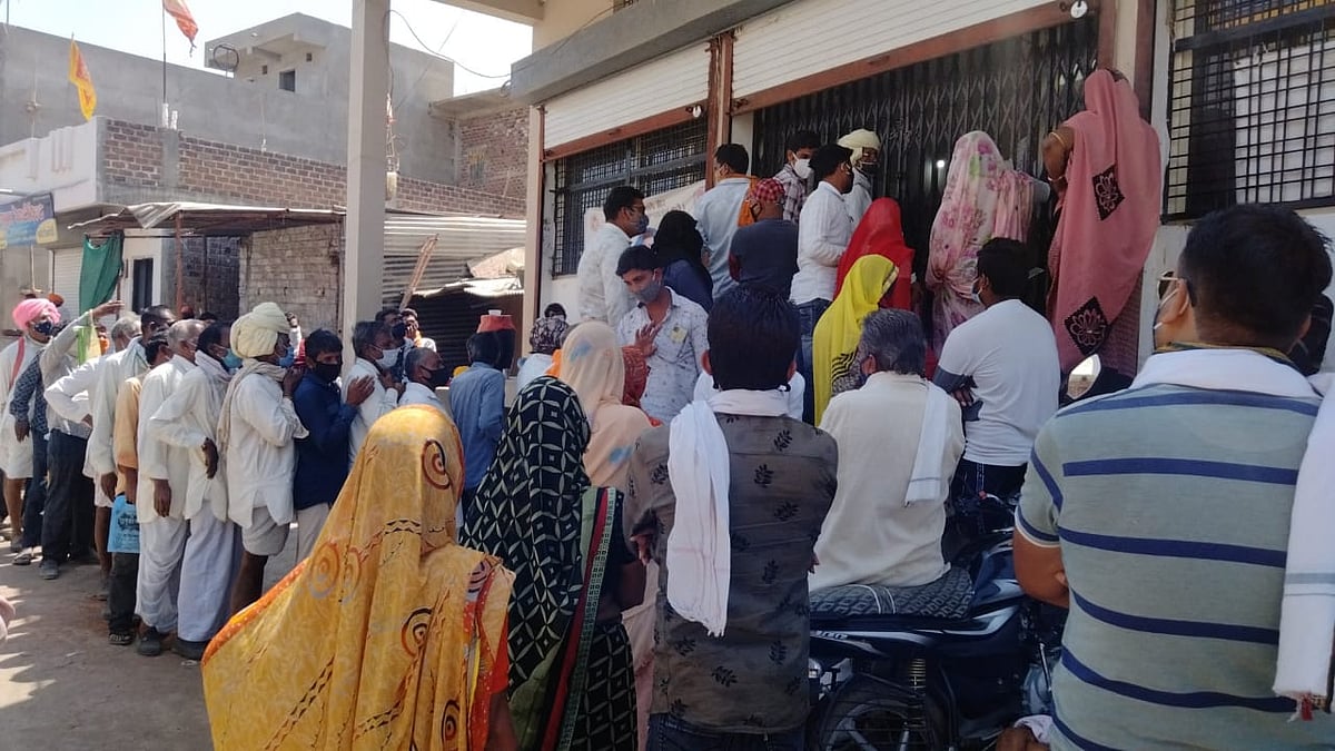 Madhya Pradesh: Struggling for credit card, support prices, farmers in Badnawar toss covid norms 