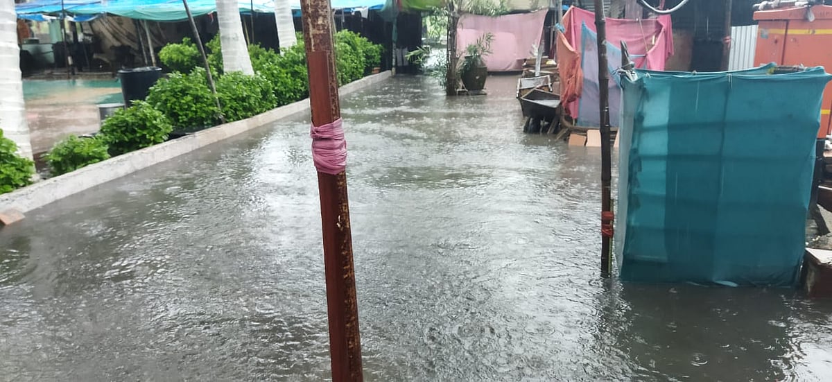 Mumbai: Shoddy work by nullah contractor results in drainage water overflowing in Mahul's Dargah premises
