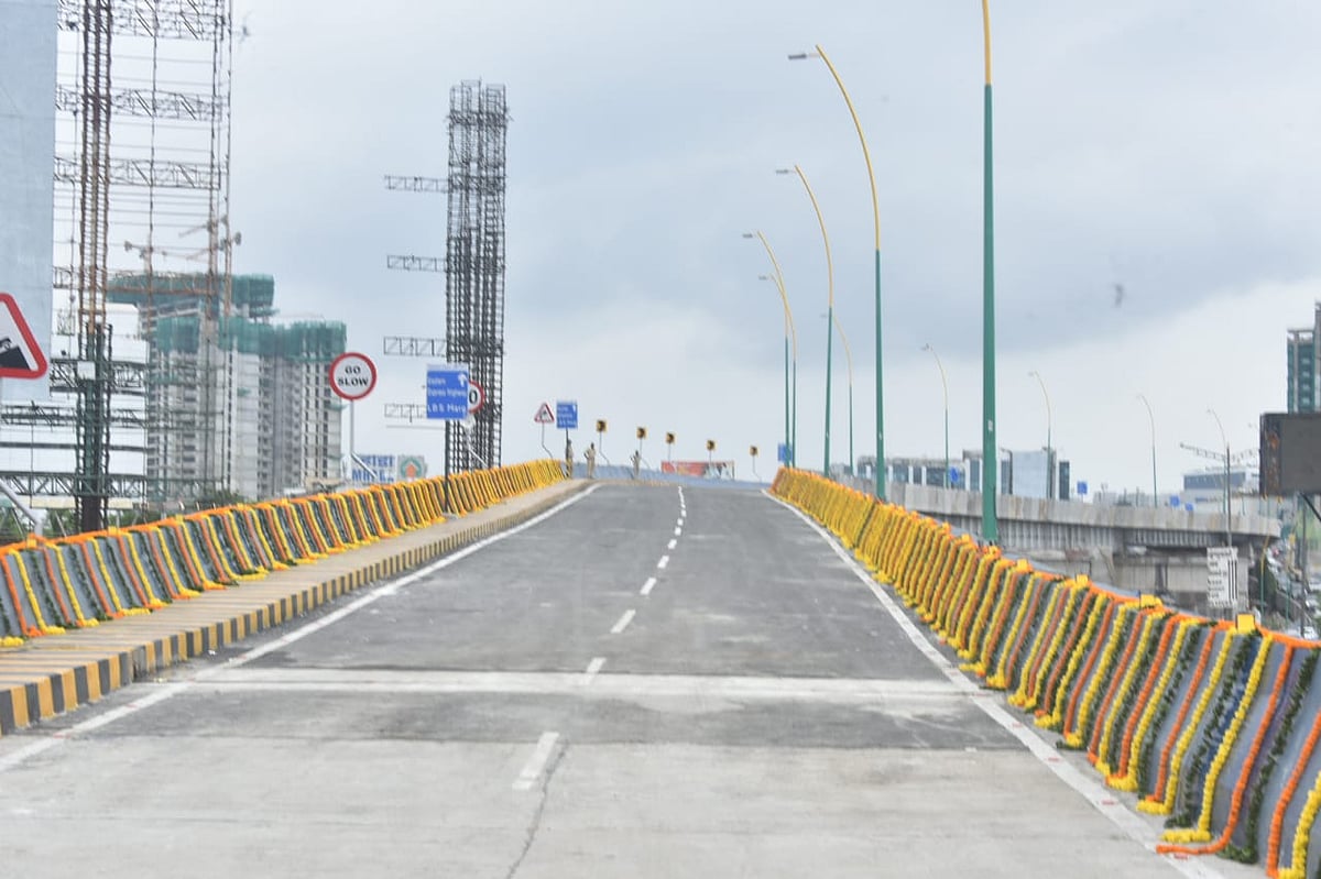 The second two-lane flyover from the Sea Link towards BKC.