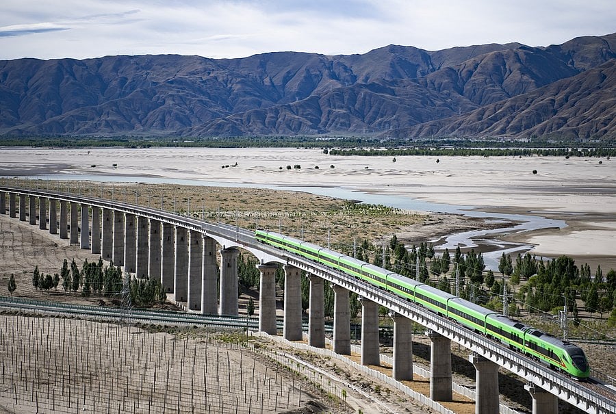 The Sichuan-Tibet Railway go through the southeast of the Qinghai-Tibet Plateau, one of the world''s most geologically active areas