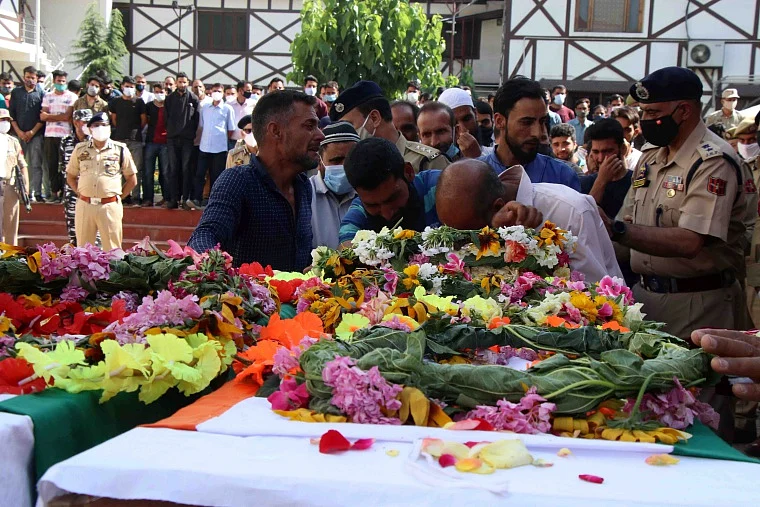 Relatives wail during last rites