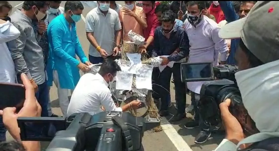 NSUI workers setting minister's effigy afire