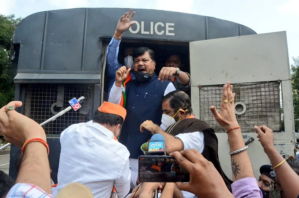 BJP Leader Pravin Darekar with BJP cadre during the protest.