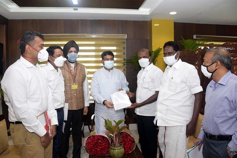 Tamil Nadu minister visits Delhi, seeks special allocation of 1 cr COVID-19 vaccines, exemption from NEET 2021