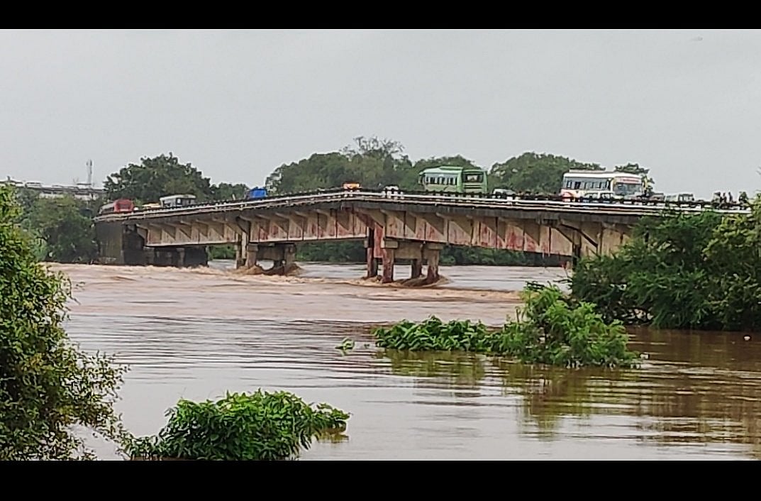 Kalyan: Gandhari bridge develops cracks, closed for traffic
