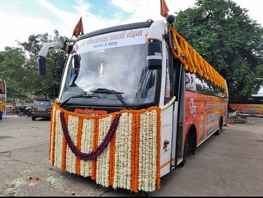 Ashadhi Ekadashi 2021: Warkaris carrying 'padukas' of Sant Dnyaneshwar leave for Pandharpur on two buses 