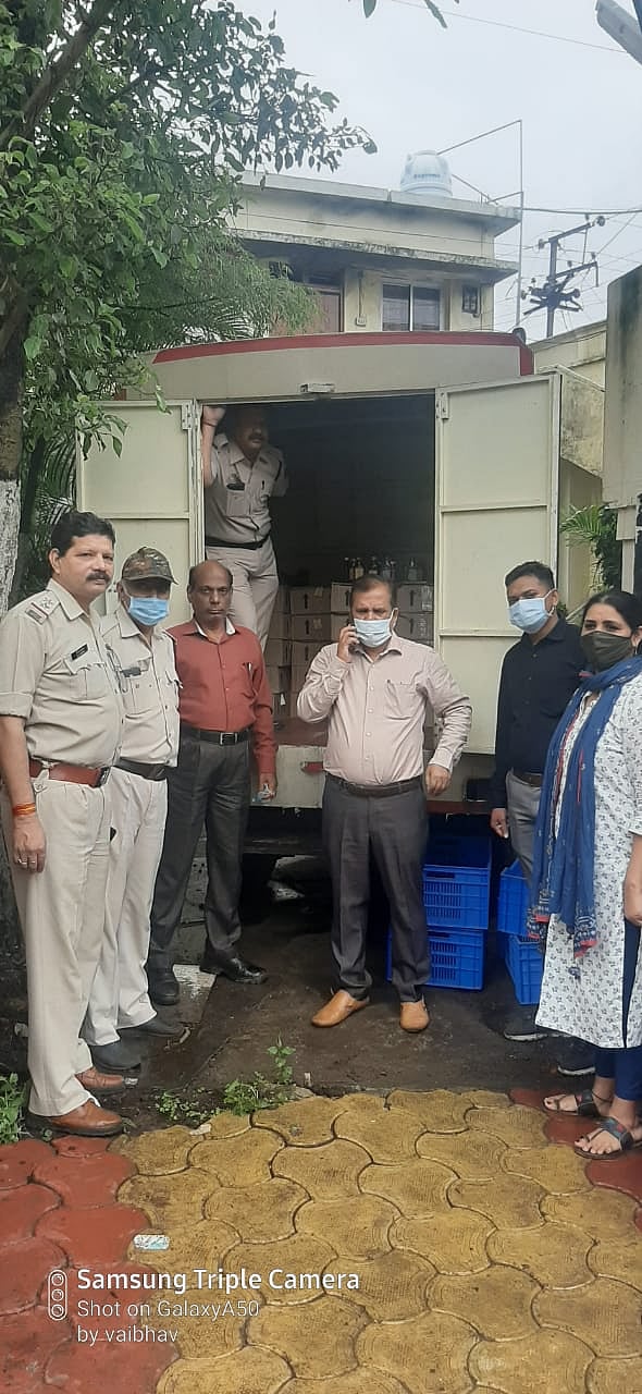 Indore: Pickup truck with liquor confiscated, driver give the slip to excise officials
