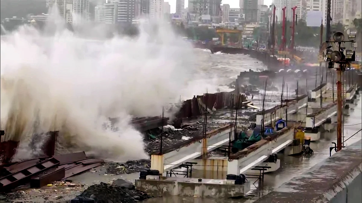High tides hit Marine Drive amid rainfall, in Mumbai on Thursday.