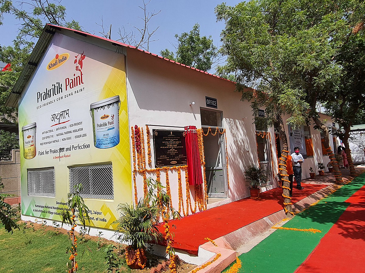 Jaipur: Nitin Gadkari endorses 'Prakritik' paint made of cow dung