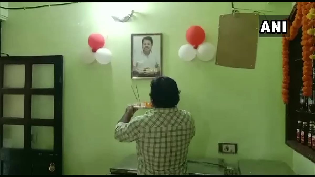 Watch: Owner of bar in Chandrapur performs 'aarti' of photo of district's Guardian Minister Vijay Wadettiwar; calls him god