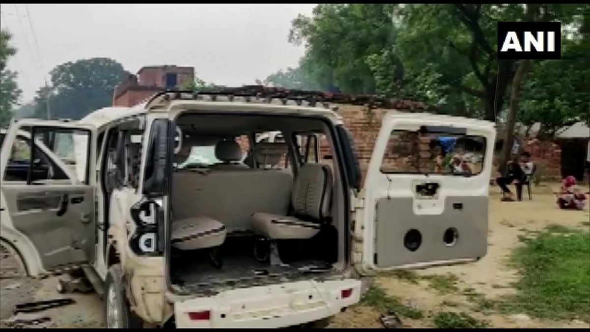 Violence broke out in Jaunpur between the supporters of two candidates on Wednesday night ahead of nominations filing of block president elections. Several vehicles vandalised. Five people injured.
