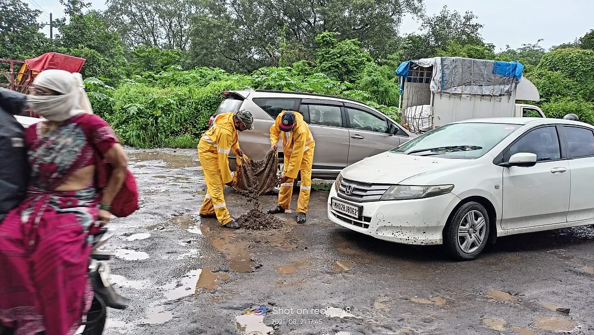 Thane: Dombivli traffic cops fill potholes
