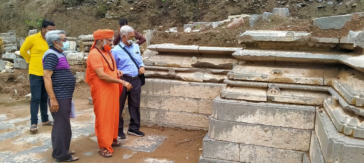 Ujjain: Archaeological finds of excavation in Mahakal Temple inspected
