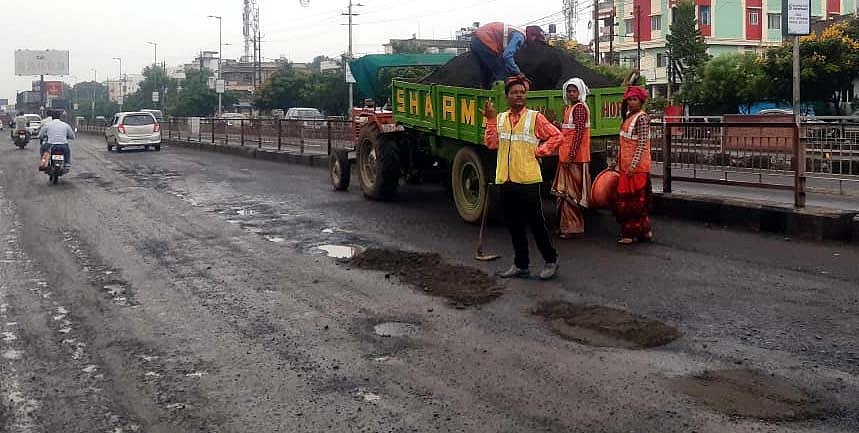 BMC repairs roads in state capital on Saturday.