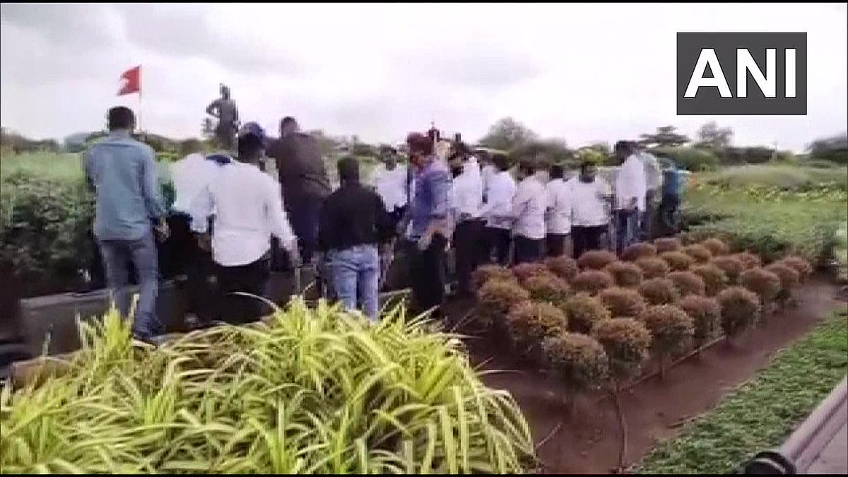 The sainiks raised slogans of 