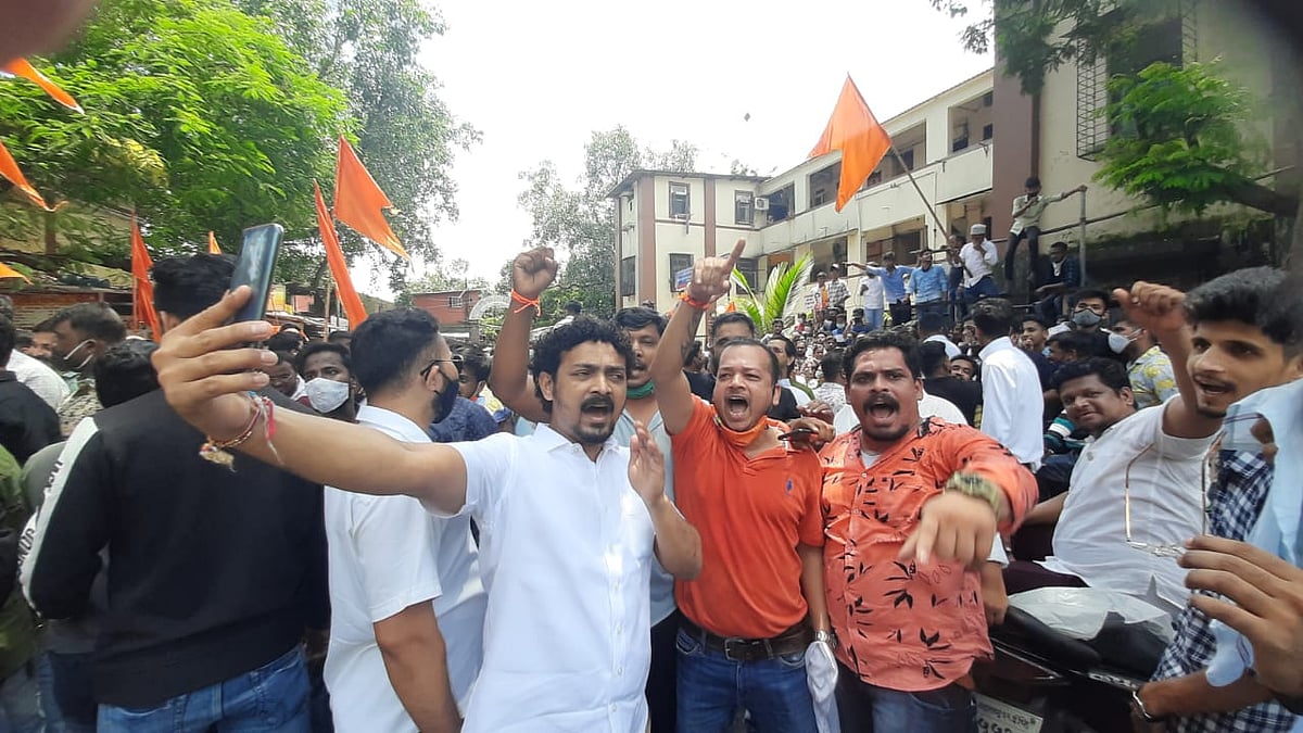  Mumbai : Shivsena protest outside Narayan Rane's bungalow in Juhu over his remarks against Maharashtra Chief Minister Uddhav Thackeray which led to few Shivsainiks getting injured on Tuesday, August 24, 2021.