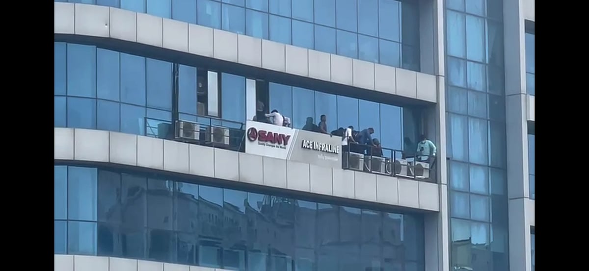 According to onlooker, soon after the fire broke out, people were seen coming out on the balcony