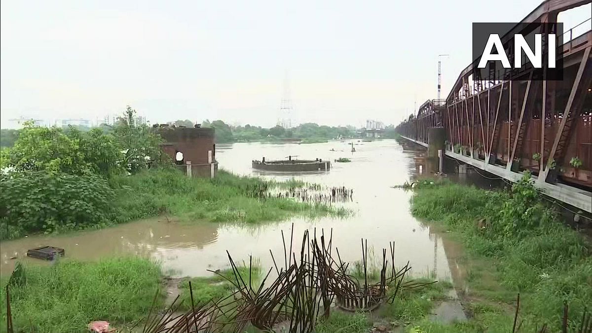 Yamuna water level rises again; close to danger mark at Loha Pul.