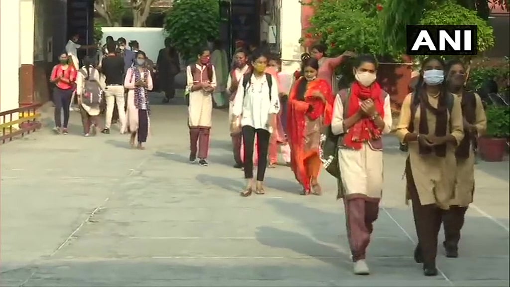 Schools open in Punjab after over a year, with relaxations in #COVID19 restrictions. Visuals from Govt Girls' Senior Secondary School in Amritsar.