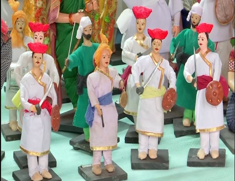 Besides Japanese dolls, he also works hard on making Indian handcrafted dolls. He has fashioned many dolls representing Maratha Mavala, Warkari, and other communities in India.