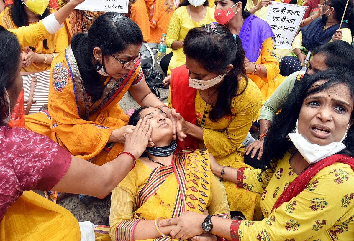 One of the protesters fell unconscious during dharna   