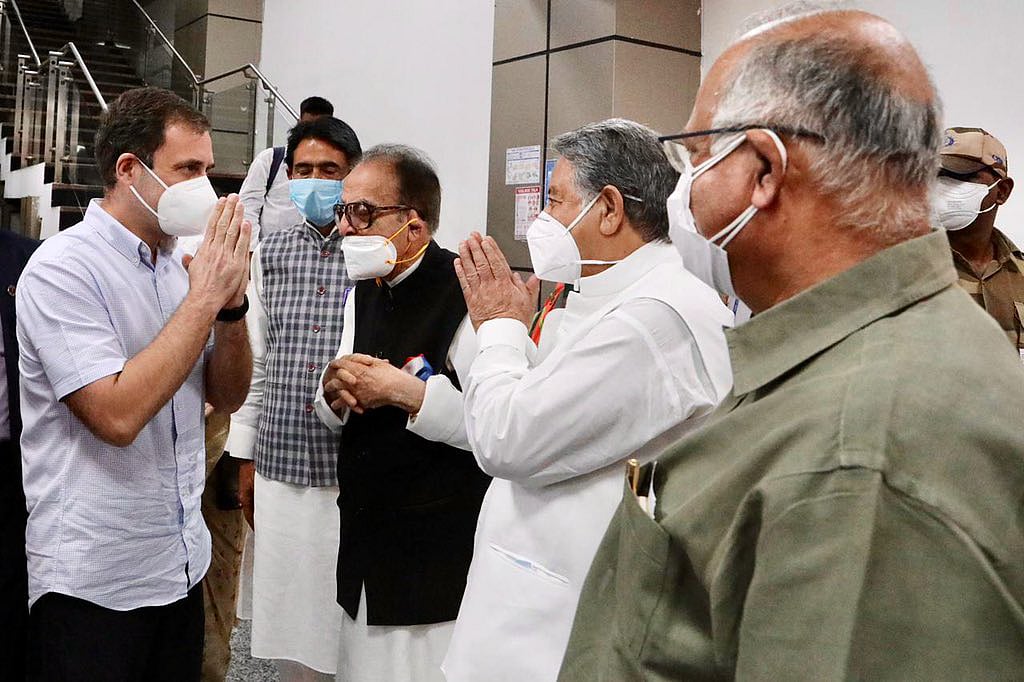 
Jammu and Kashmir, Aug 09 (ANI): Congress leader Rahul Gandhi arrives at Srinagar airport on Monday. 