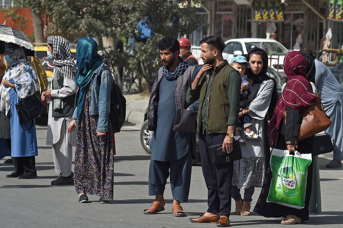 Kabul residents flee city, country on fears of Taliban rule