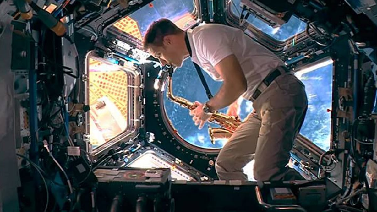 Watch: Olympic baton passed on from #Tokyo2020 to #Paris2024, French national anthem played in space