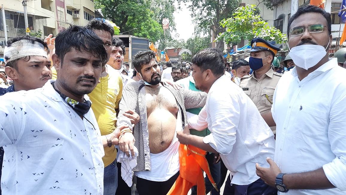 Mumbai : Shivsena protest outside Narayan Rane's bungalow in Juhu over his remarks against Maharashtra Chief Minister Uddhav Thackeray which led to few Shivsainiks getting injured on Tuesday, August 24, 2021.
