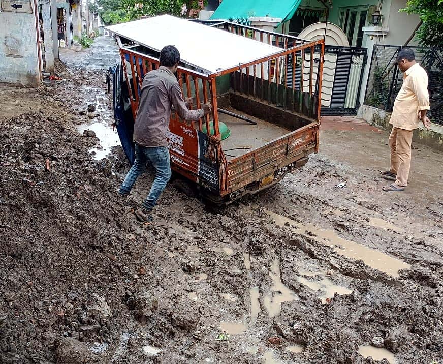 Auto struck in muddy road in Bhopal