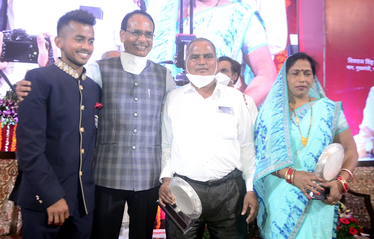 Vivek and his parents with chief minister Shivraj Singh Chouhan.