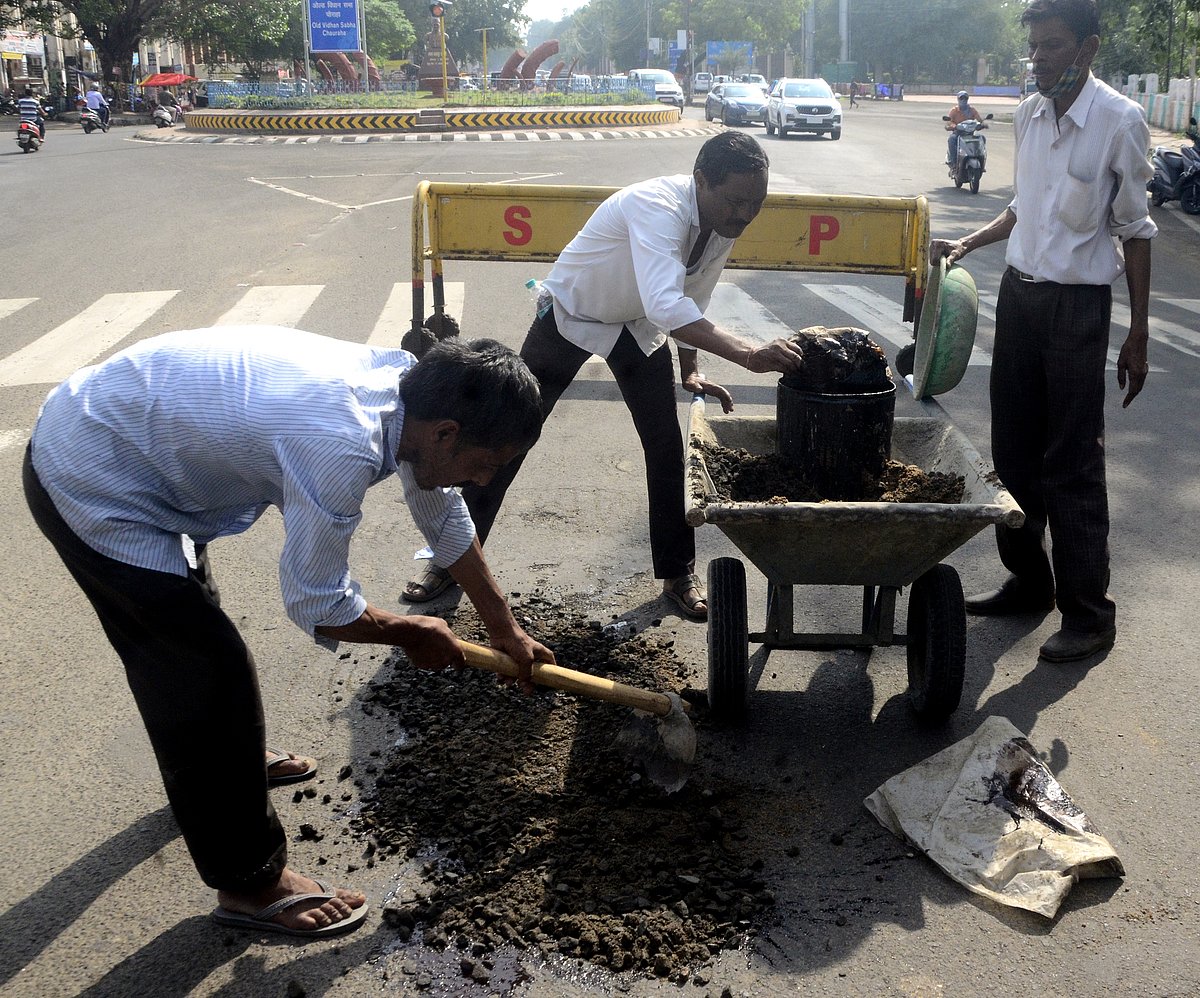  BMC repairs roads in state capital on Saturday.