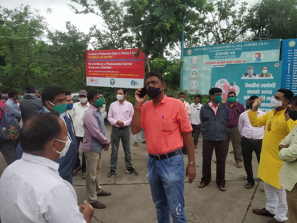 DAVV self-finance employees go on strike seeking removal of deputy registrar from establishment department