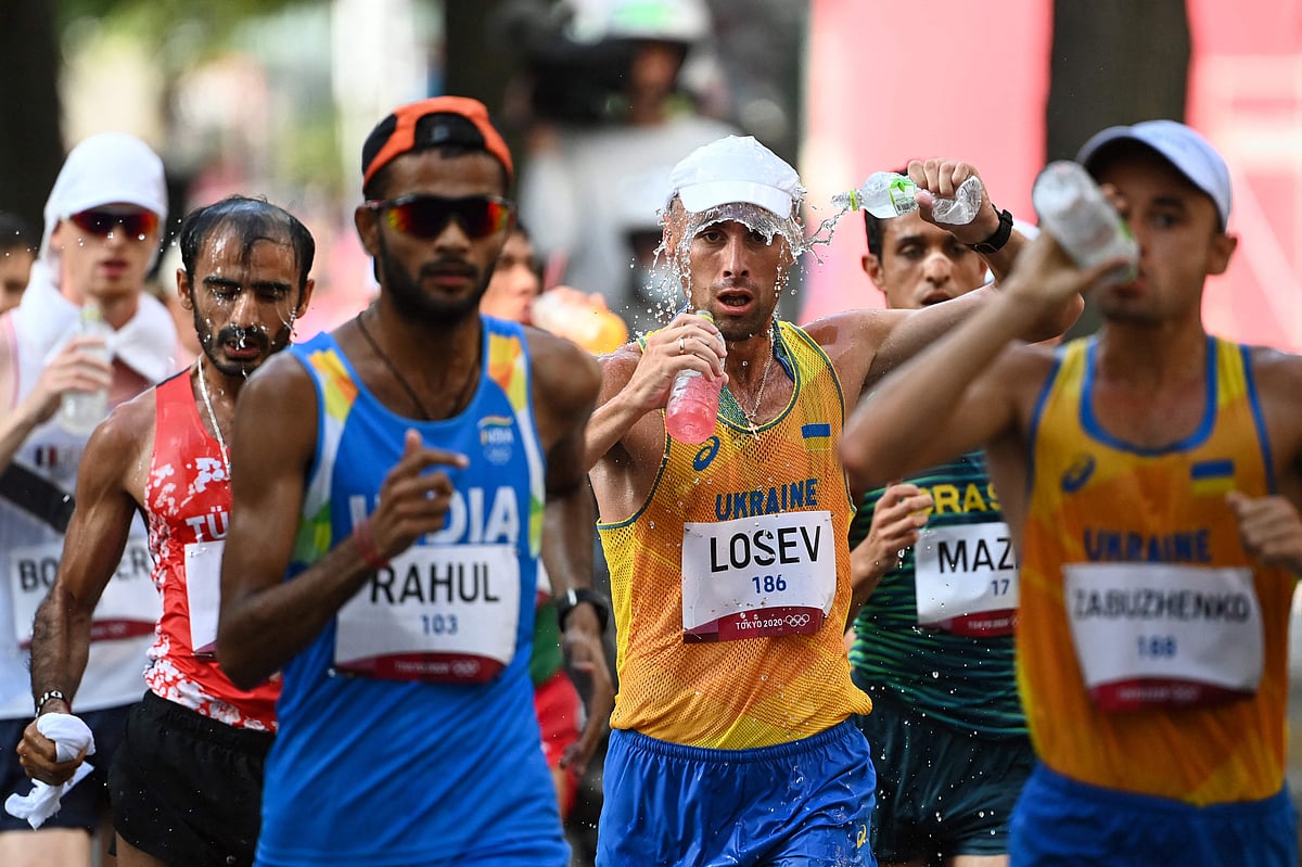 Ukraines Ivan Losev pours water on himself while competing in the mens 20km race walk final during the Tokyo 2020 Olympic Games at the Sapporo Odori Park in Sapporo on August 5, 2021.