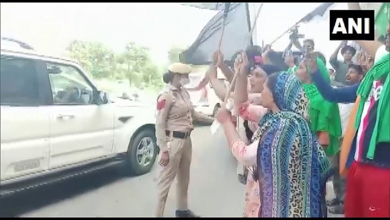 Punjab: Farmers protest against SAD president Sukhbir Singh Badal, show black flags to his convoy in Ferozepur district