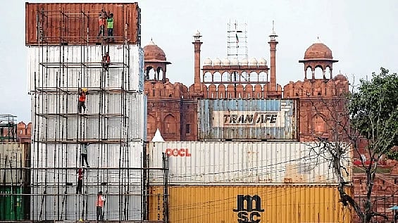 For the first ti­me, the front of the Red Fort (Lal Quila) has been made invisible by stacking the shipping containers on each other as part of the police preparations for the Independence Day